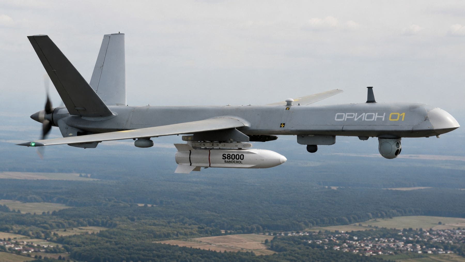 Dron ruso Orion equipado con un misil S8000 Banderol durante un vuelo de prueba para misiones de ataque de largo alcance.