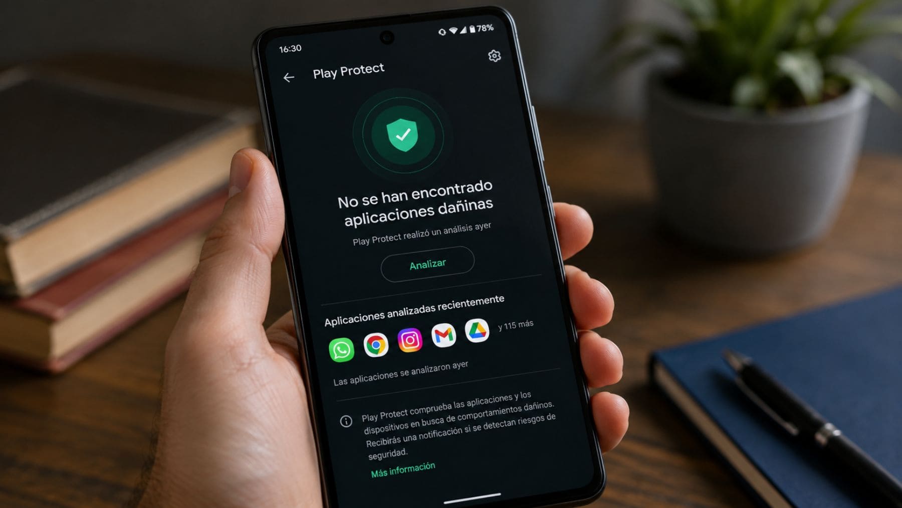 Móvil Android mostrando Google Play Protect y su sistema de análisis de aplicaciones
