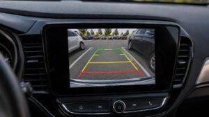 La línea roja de la cámara trasera del coche no significa lo que la mayoría cree: este es el error que provoca golpes al aparcar y su verdadero significado en centímetros