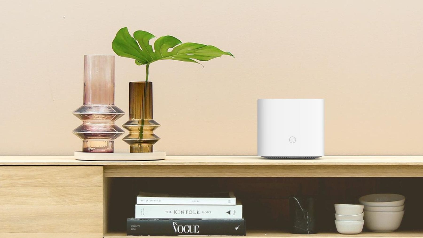 Router WiFi colocado sobre una estantería en una zona despejada para mejorar la cobertura y la señal inalámbrica en casa.