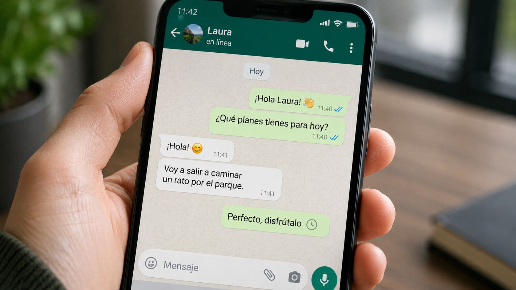 Teléfono móvil con una conversación de WhatsApp y el icono de reloj junto a un mensaje pendiente