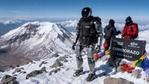 Un robot humanoide corona el Chimborazo y ya se prepara para intentar el Everest