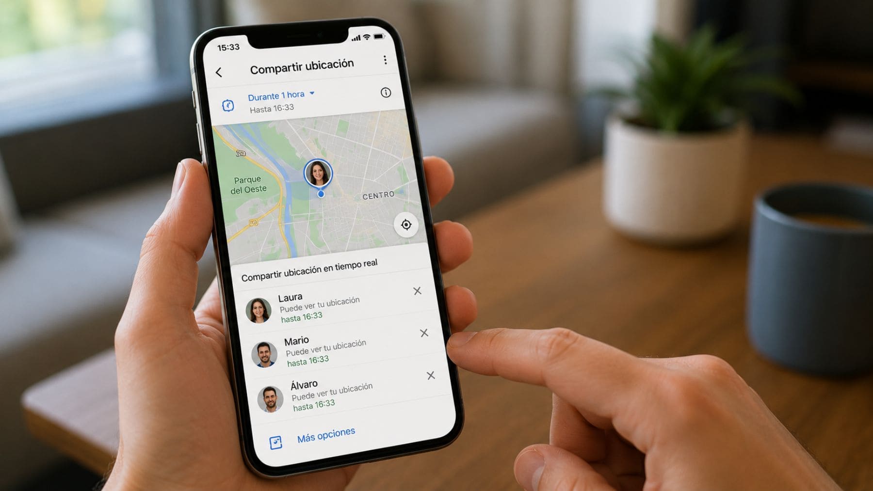 Móvil mostrando la función para compartir ubicación en tiempo real con otros contactos