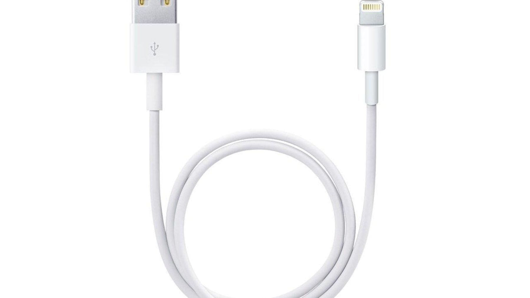 Cable de carga Lightning utilizado para cargar un teléfono móvil y explicar cómo el calor afecta al desgaste de la batería.