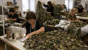En un pequeño taller de Kovel, voluntarias ucranianas fabrican más de 2.000 capas antidrones que hacen invisibles a los soldados ante las cámaras térmicas rusas